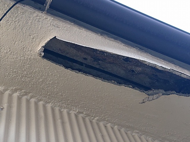 岐阜市で軒天井が雨漏りで腐食して落下、瓦棒屋根の金属板がサビて穴が開いていた
